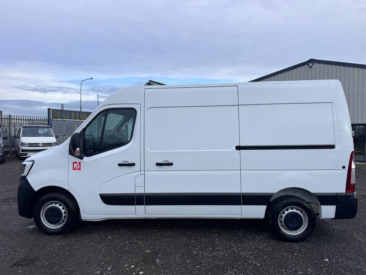 2024 Electric Renault Master Van 35 ZE MWB Van. 740 Miles. AC. MWB. £326 Per Month. - Image 1
