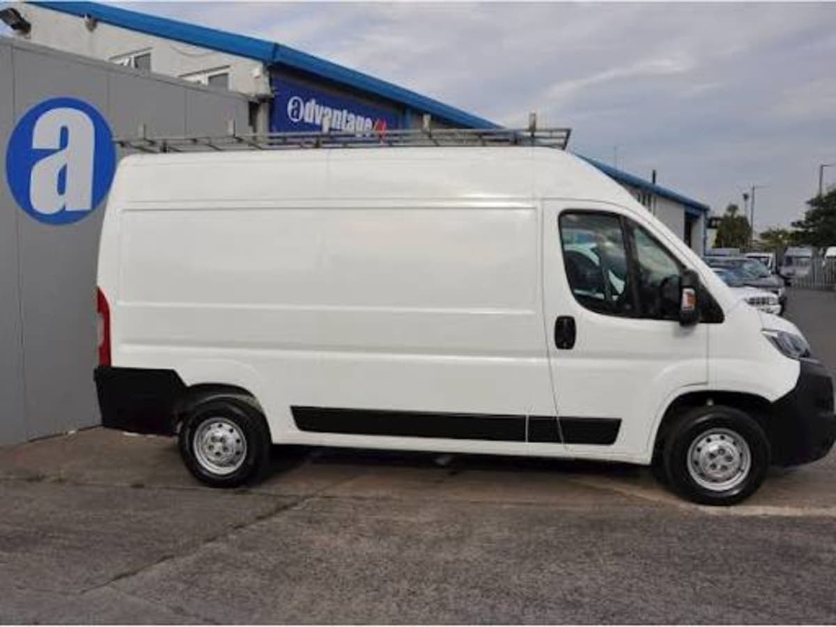 Excellent van with low mileage - Image 1