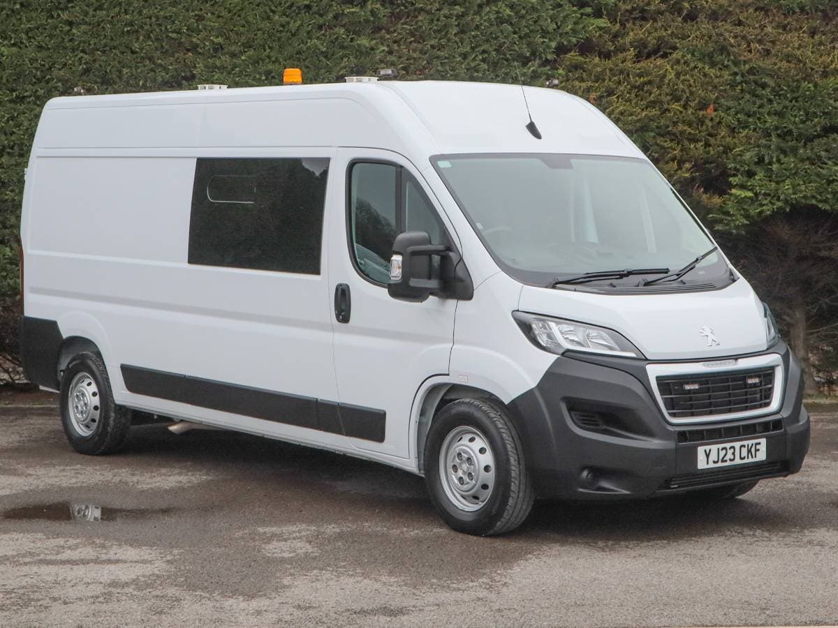 2023 (23) Peugeot Boxer 335 Professional 2.2HDI, 140bhp, L3 H2 LWB 9 Seat Crew Van - Image 1