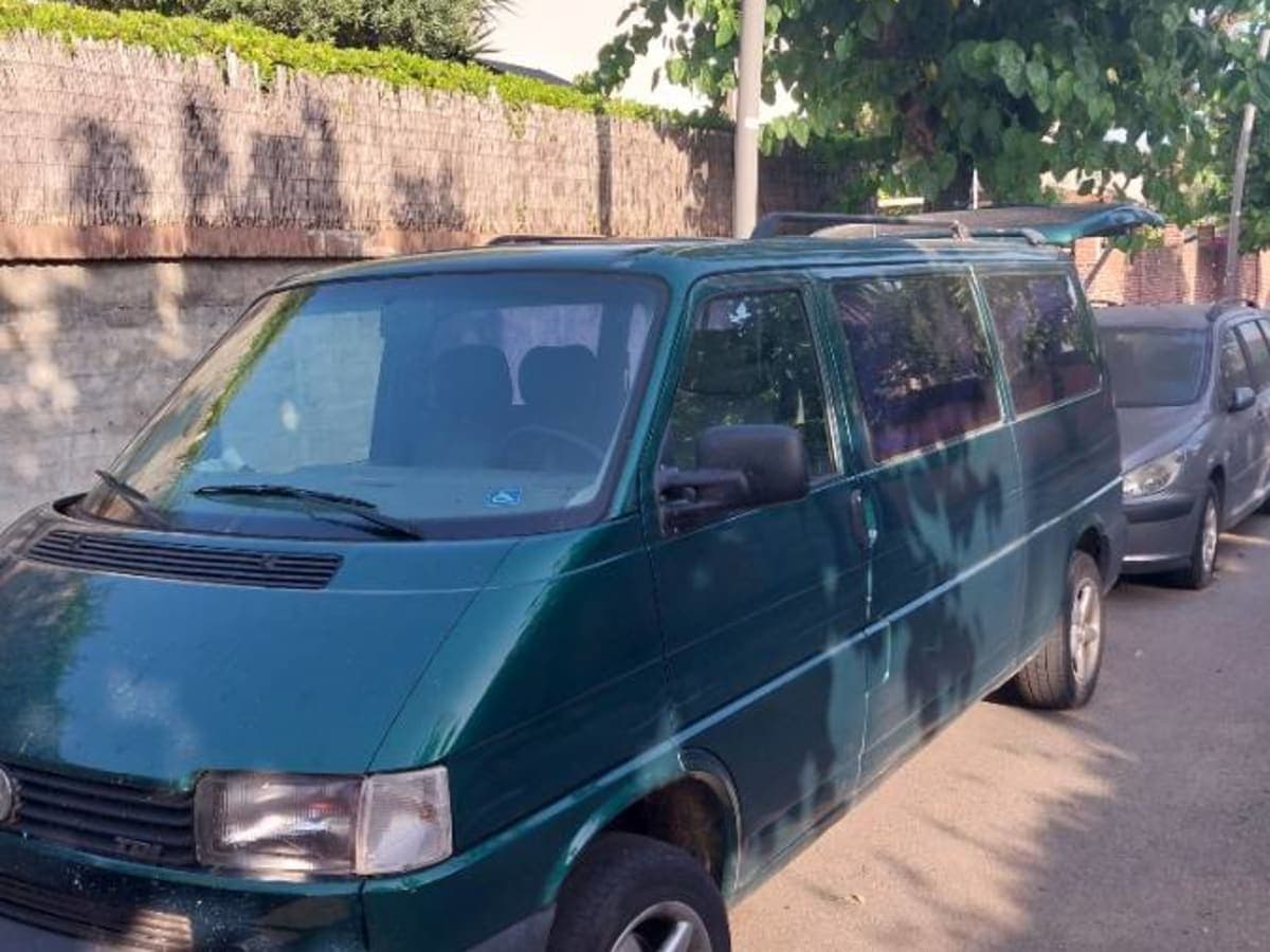 VW T4 tdi LHD LWB 9-seater with collapsing bed - Image 1