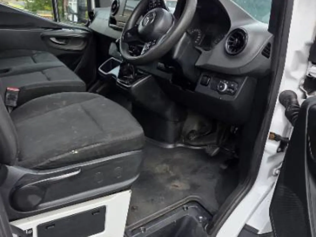 Mercedes sprinter 2.1 lwb cab chassis flatbed (recovery box body) - Image 1