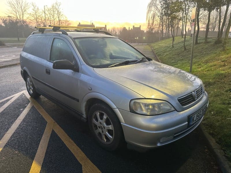 Astravan full mot tow bar roof bars good condition