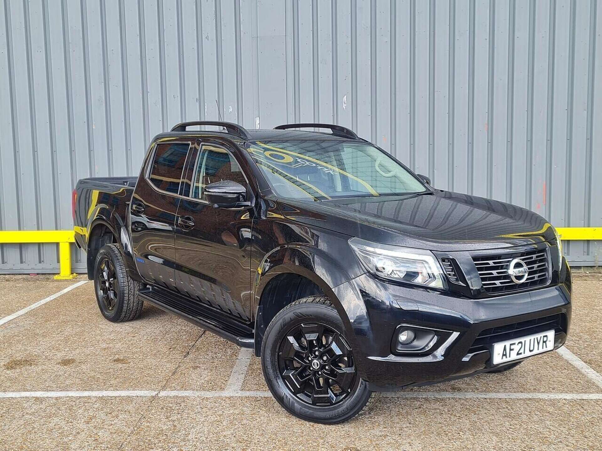 Nissan Navara 2.3 dCi N-Guard Pickup Double Cab 4dr Diesel Auto 4WD Euro 6 (190 ps)